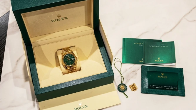 時計の付属品を揃えたの写真