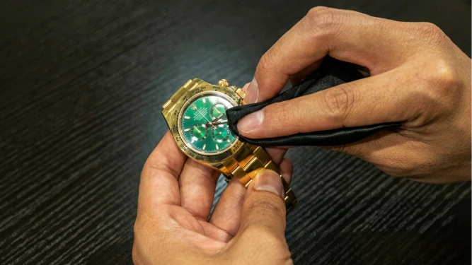 時計を拭く様子