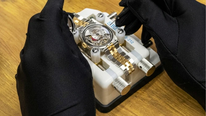 時計を修理する様子