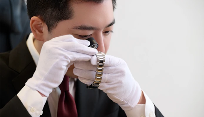 丁寧に査定しているスタッフの画像