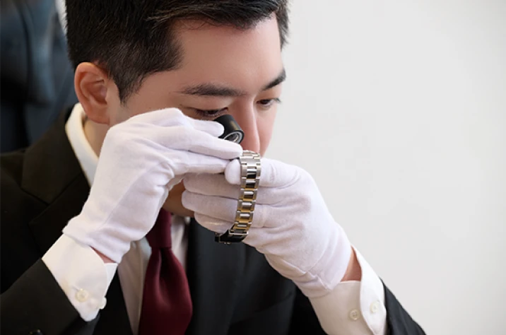 丁寧に査定しているスタッフの画像