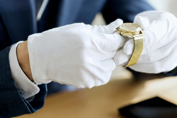 時計を確認するスタッフ