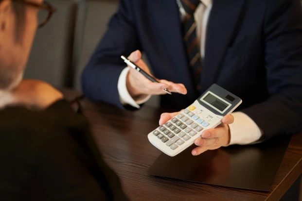 金額を提示する様子